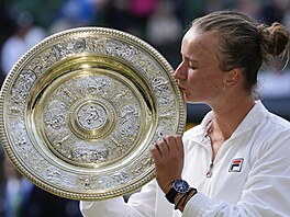 Barbora Krej�íková s trofejí pro vít�zku Wimbledonu