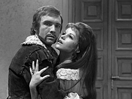 Rudolf Jelínek a Jorga Kotrbová ve filmu Schovávaná na schodech (1972)