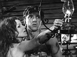 Jorga Kotrbová a Jaromír Hanzlík ve filmu Dva mu�i hlásí p�íchod (1975)