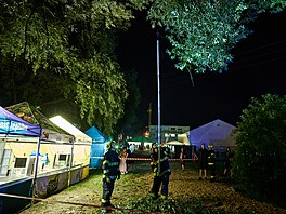 Páte�ní bou�ka, která se Vizovicemi prohnala na za�átku vystoupení Judas...