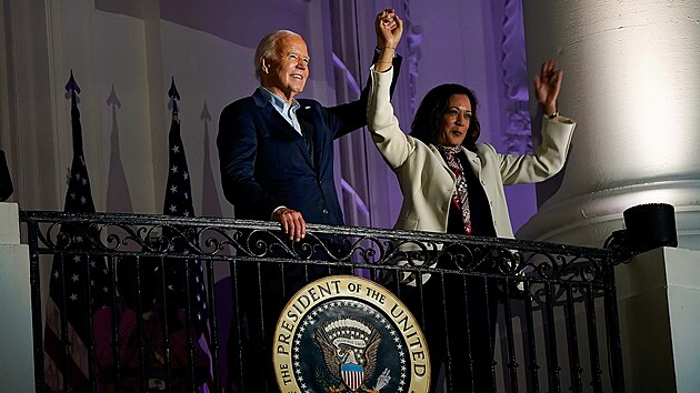 Americk prezident Joe Biden a jeho viceprezidentka Kamala Harrisov pi oslavch Dne nezvislosti v Blm dom (4. ervence 2024)