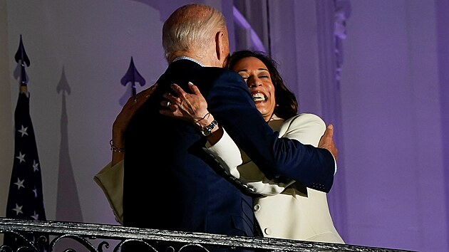 Americký prezident Joe Biden a jeho viceprezidentka Kamala Harrisová při oslavách Dne nezávislosti v Bílém domě (4. července 2024)