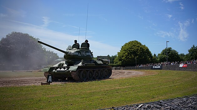 Nm dobe znm sovtsk tank T-34 se pedstavuje poetnmu publiku.