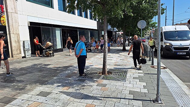 Deset laviek naproti brnnskmu hlavnmu ndra nechala radnice Brna-sted tento tden odstranit. asto je vyuvali bezdomovci, na kter si stovali oban i provozovatel mstnch podnik.