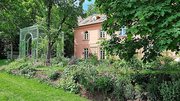 Zahradu s velkorysmi trvalkovmi zhony dopluj kovov altny a trele vyroben na mru.
