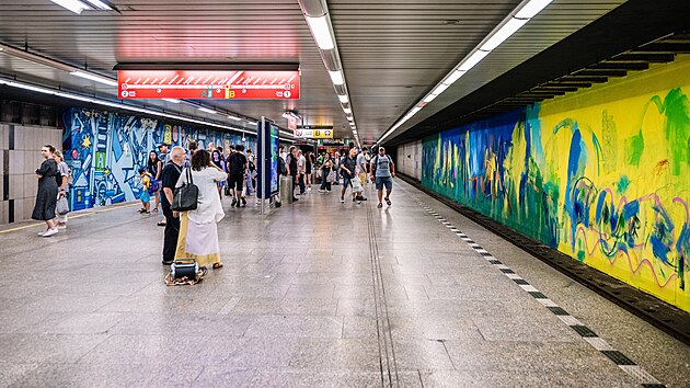 Umlci Michal kapa a Matj Olmer za lomozu voz metra oficiln pedstavili sv muraly nazvan Msto M a Krajina posedl tmou. Velkoplon malby se nachz na nstupiti prask stanice metra C Florenc. (11. ervence 2024)