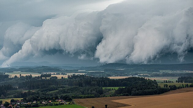 Shelf-cloud, kter ve tvrtek kolem 19. hodiny peel nad Trutnovskem. (11. ervence 2024)