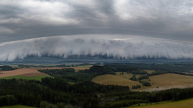 Shelf-cloud, kter ve tvrtek kolem 19. hodiny peel nad Trutnovskem. (11. ervence 2024)