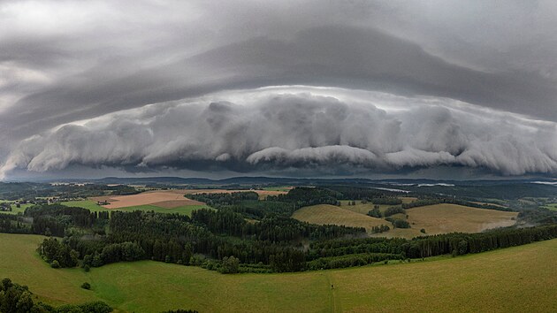 Shelf-cloud, kter ve tvrtek kolem 19. hodiny peel nad Trutnovskem. (11. ervence 2024)
