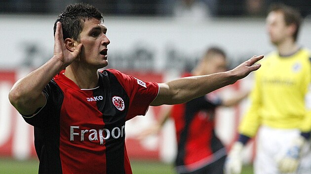 Fotbalista Martin Fenin slav jeden ze svch gl v dresu bundesligovho Frankfurtu. (2008)
