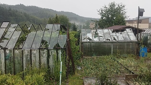 V Hodkovicch nad Mohelkou kroupy lidem zniily leton rodu, napchaly dry na stechch a oknech dom, v pergolch a sklencch nebo poniily auta.