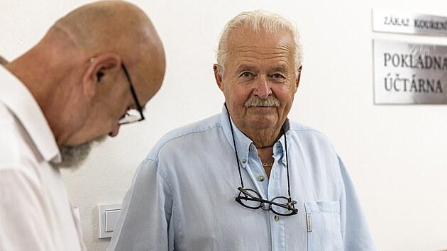 Walter Wawra mlad�� (uprost�ed) u soudu v B�eclavi, kde se dom�hal rehabilitace sv�ho otce, zast�elen�ho pohrani�n� str��. (�ervenec 2024)