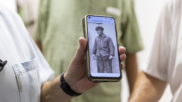 Walter Wawra mlad�� u soudu v B�eclavi s novinami s �l�nkem o smrti sv�ho otce, zast�elen�ho pohrani�n� str��. (�ervenec 2024)