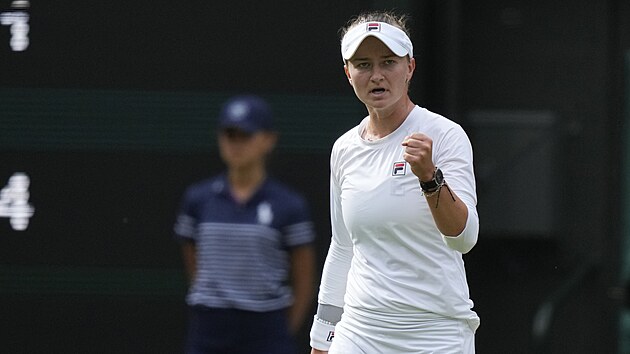 Česká tenistka Barbora Krejčíková se raduje v semifinále Wimbledonu.