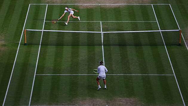 Semifinále Wimbledonu mezi Barborou Krejčíkovou a Jelenou Rybakinovou.