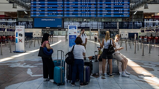 Cestujc na praskm letiti Vclava Havla ekaj na odbaven kvli celosvtovmu vpadku IT systm. (19. ervence 2024)