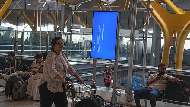 Na obrazovce se zobrazuje zprva o obnoven systmu Microsoft Windows na mezinrodnm letiti Barajas v Madridu ve panlsku. (19. ervence 2024)