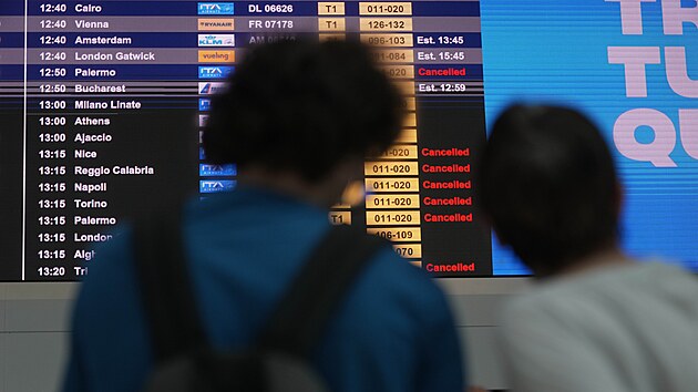 Cestujc se tsn na odletovm terminlu mezinrodnch let na mskm letiti Fiumicino. (19. ervence 2024)