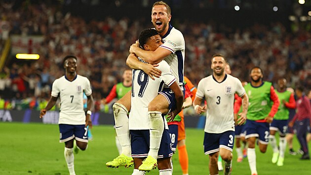 Angli�an� Harry Kane a Ollie Watkins oslavuj� postup do fin�le mistrovstv� Evropy.