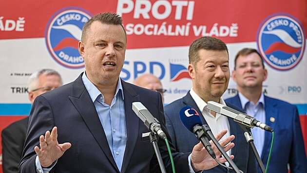 Jindich Rajchl (PRO) a pedseda SPD Tomio Okamura na tiskov konferenci k zahjen kampan ped krajskmi a sentnmi volbami. (11. ervence 2024)