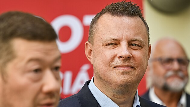 Jindich Rajchl (PRO), Zuzana Majerov (Trikolora) a pedseda SPD Tomio Okamura na tiskov konferenci k zahjen kampan ped krajskmi a sentnmi volbami. (11. ervence 2024)