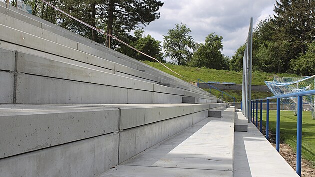 Chátrající ochozy pro diváky i rohové schodiště humpoleckého fotbalového stadionu už dostaly novou podobu. Zbytek tribun má následovat.