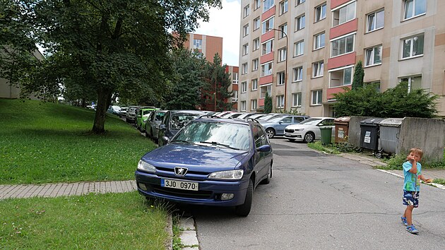 S nedostatkem parkovacch mst se potk napklad sdlit kolem ulice Neumannova. Msto tam chce situaci zlepit zavedenm parkovac zny.