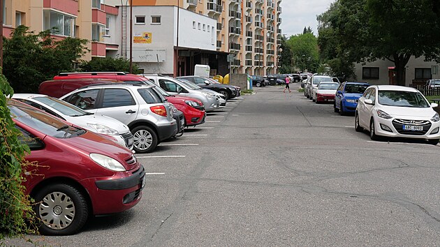 S nedostatkem parkovacch mst se potk napklad sdlit kolem ulice Neumannova. Msto tam chce situaci zlepit zavedenm parkovac zny.