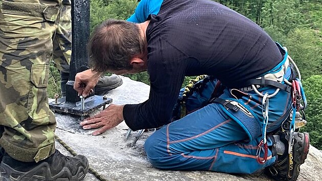 Opraven symbol bezmla pldruhho stolet spojen s Vysokou sklou si musel njakou dobu pokat, ne se dostal zpt na sv msto.