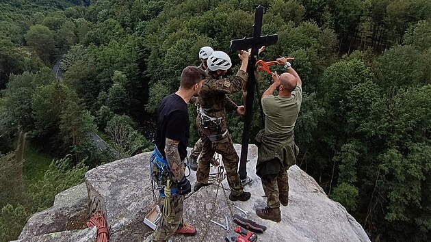 Dostat k a na vrchol skaln ve a ukotvit ho museli zkuen lezci.