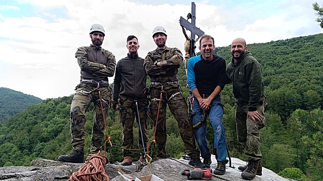 Dostat k�í� a� na vrchol skalní v�e a ukotvit ho museli zku�ení lezci.