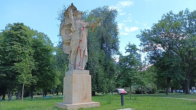 Socha sov�tsk�ho voj�ka se samopalem stoj�c� v Jir�skov�ch sadech v Litom��ic�ch (�ervenec 2024)