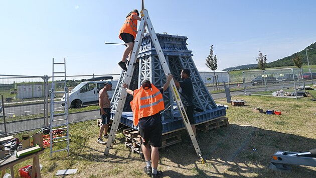 Stavba repliky Eiffelovy ve u jezera Most (19. ervence 2024)