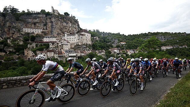 Girmay sahnede hat-trick yapıyor, van Aert ise ikinci.  Roglič yine düştü ve kaybetti