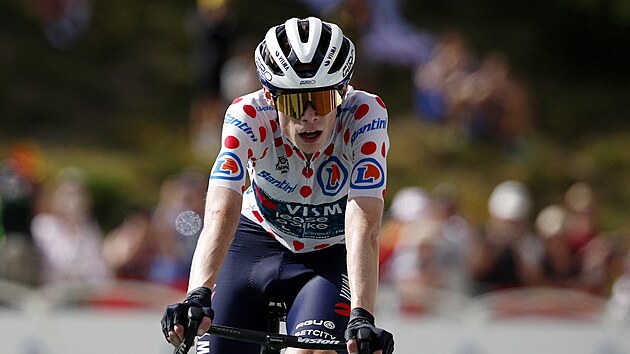 Vy��aven� d�nsk� cyklista Jonas Vingegaard (Visma) doj�d� do c�le kr�lovsk�...