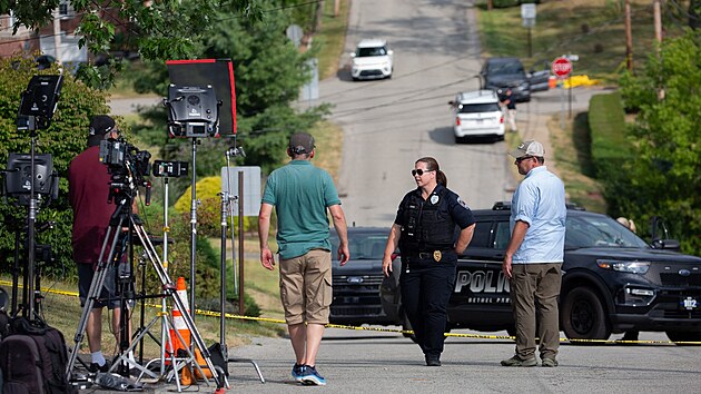 Str�ci z�kona u domu 20let�ho Thomase Matthewa Crookse, kter�ho Feder�ln� ��ad pro vy�et�ov�n� identifikoval jako osobu, kter� se pokusila zavra�dit b�val�ho prezidenta Donalda J. Trumpa na m�tinku v Pensylv�nii.