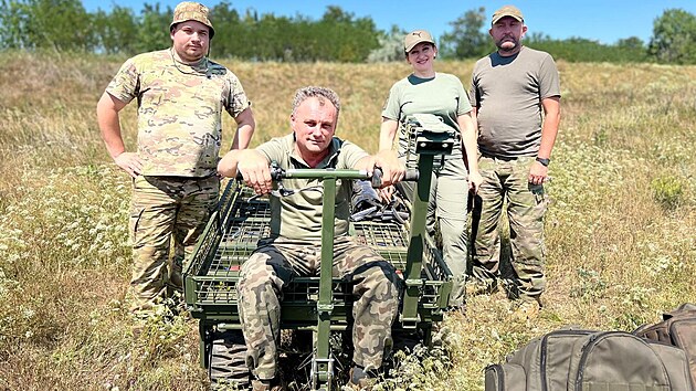 Dlkov zen pepravnk, s monost manulnho taen pevzal batalion v Zporo v ele s kaplanem Michajlem Arsenoviem, zvanm Askold. Techniku zdarma na Ukrajinu dodv esk miliard a majitel firmy Isolit Bravo Kvdo tpnek.