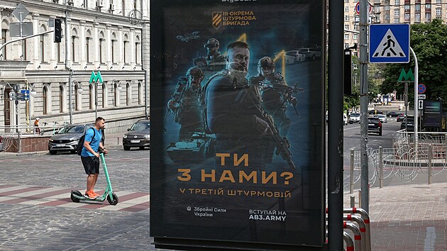 Poté, co rozšíření věku pro odvod na frontu přimělo tisíce lidí k tomu, aby se ukrývali, zkouší Kyjev neotřelé prostředky, jak nalákat do armády dobrovolníky. Náborové plakáty nyní sázejí na individuálnější přístup a dobrovolnost služby. Zájemci mohou vyhledávat pozice ve vojenských odvětvích od námořní pěchoty až po vojenskou rozvědku i na pracovních portálech.