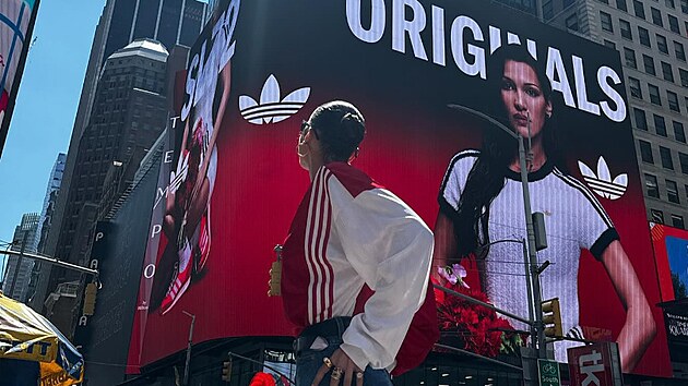 Supermodelka Balla Hadidová na snímku p�ed svou vlastní reklamou na newyorské...