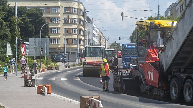 V centru Zlna silnii opravuj tdu Tome Bati ve smru na Otrokovice. Tvo se kolony. (ervenec 2024)