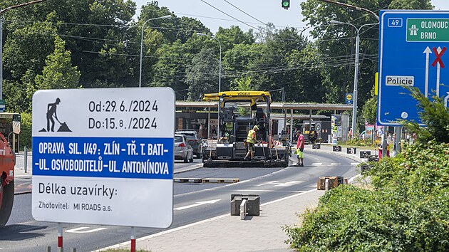 V centru Zlna silnii opravuj tdu Tome Bati ve smru na Otrokovice. Tvo se kolony. (ervenec 2024)