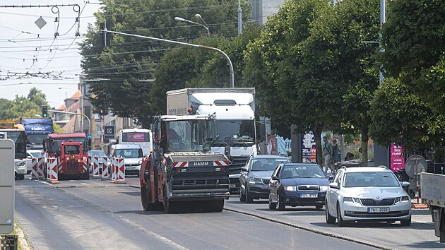 V centru Zlna silnii opravuj tdu Tome Bati ve smru na Otrokovice. Tvo se kolony. (ervenec 2024)