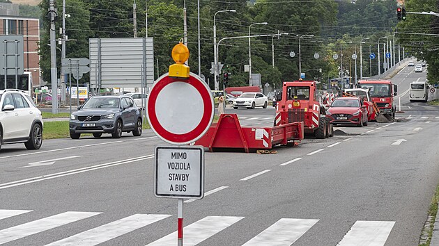 V centru Zlna opravuj silnii tdu Tome Bati ve smru na Otrokovice. Soust je i oprava kiovatky s Gahurovou ulic. Tvo se kolony. (ervenec 2024)