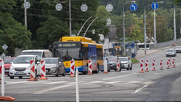 V centru Zlna opravuj silnii tdu Tome Bati ve smru na Otrokovice. Tvo se kolony. (ervenec 2024)