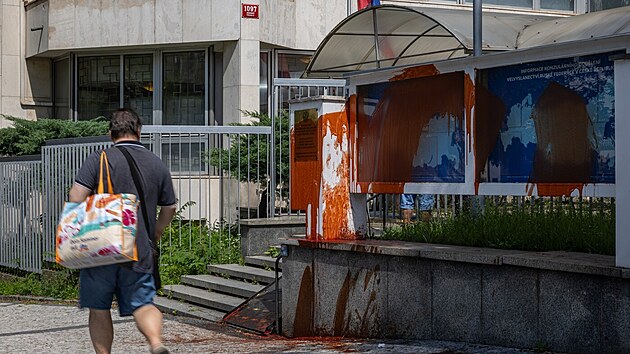 Po �toku na nemocnici v Kyjev� aktivist� polili ruskou ambas�du v Praze ke�upem. (9. �ervence 2024)