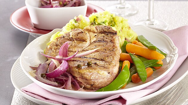 Vepový steak s medovou cibulí a zeleninou