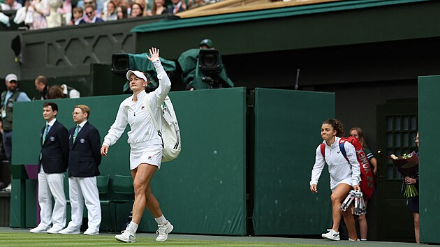 Barbora Krejčíková (vlevo) a Jasmine Paoliniová přichází na centrální dvorec před finále Wimbledonu.