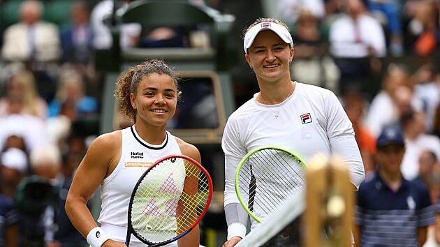Barbora Krejčíková (vpravo) a Jasmine Paoliniová před finále Wimbledonu.