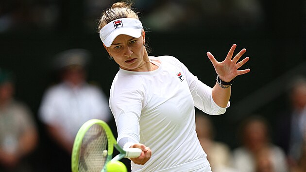 Barbora Krejčíková hraje forhend v prvním setu finále Wimbledonu.
