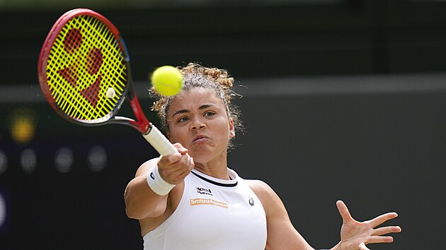 Jasmine Paoliniová odehrává míček ve finále Wimbledonu.